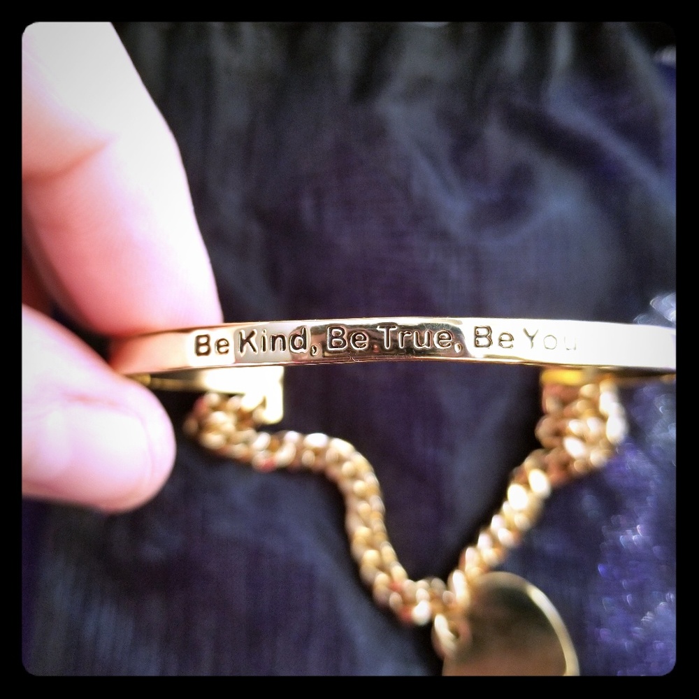 NIB Heart Dangle Bangle NWOT